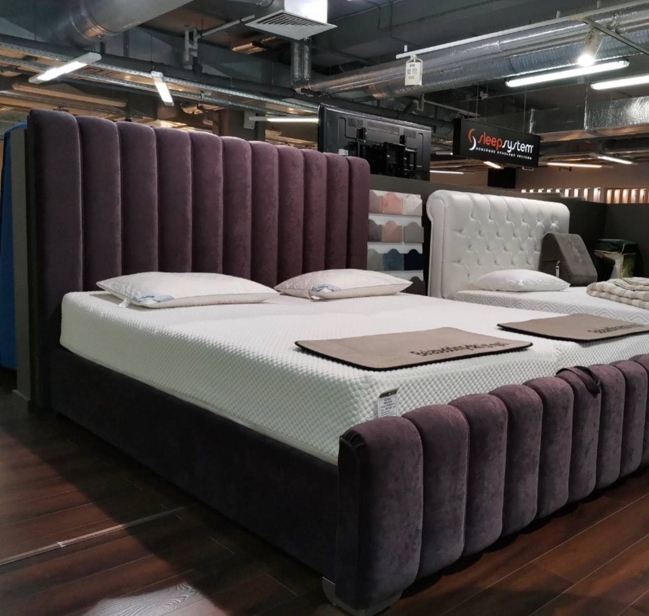 Дизайнерские кровати двуспальные с мягким изголовьем