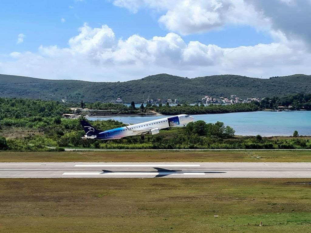 Air montenegro регистрация. Аэропорт Самос. Сент Люсия аэропорт. Дамба на острове Самос. Air Montenegro.