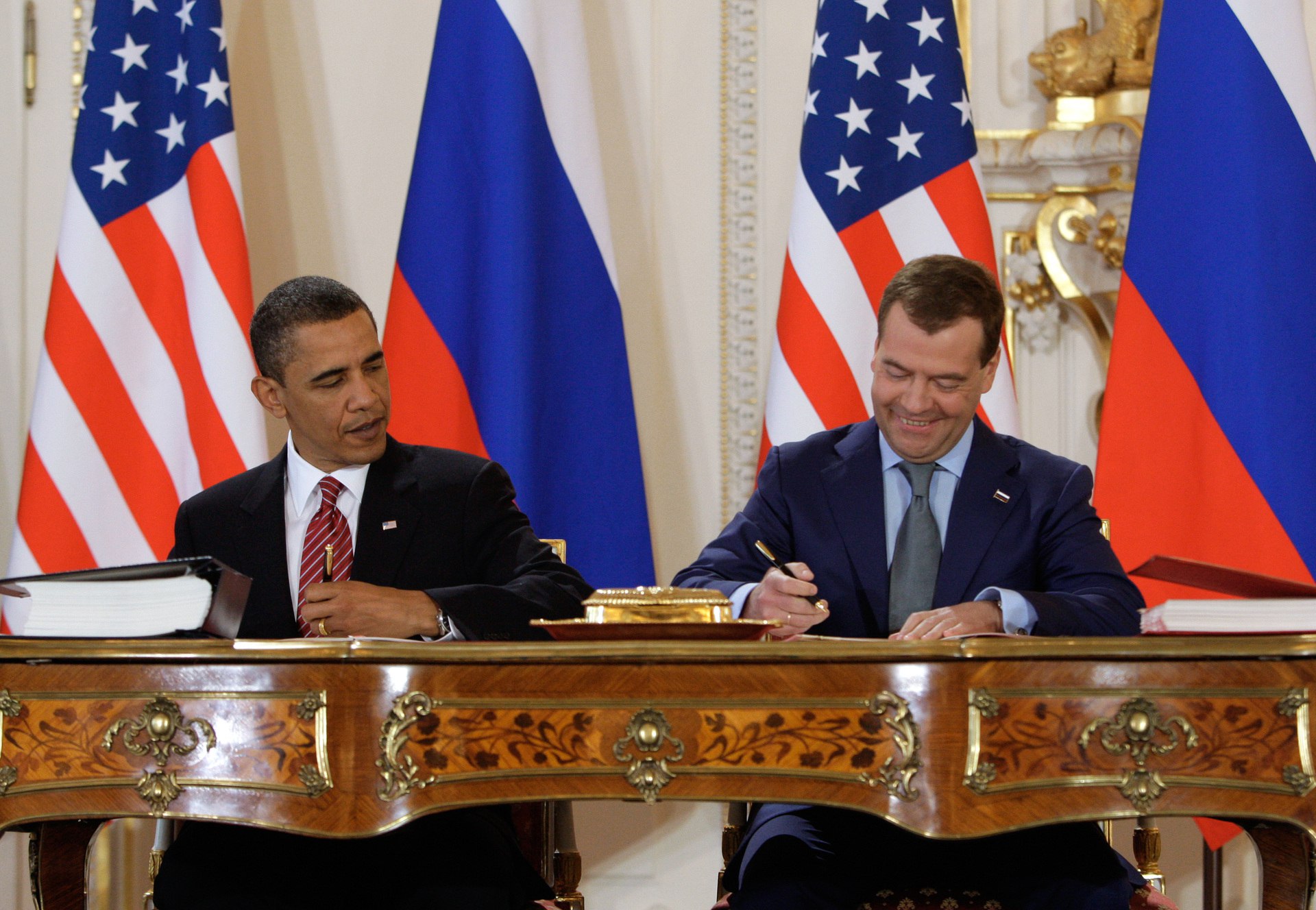 Прага подписание договора снв 3. Обама Медведев СНВ-3. Барак Обама и Медведев 2010. СНВ Медведев и Обама. Обама и Медведев подписали СНВ 3.