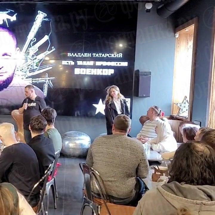 Девушка подарила бюст и уходит на свое место, но Владлен Татарский ее остановил и попросил сесть рядом