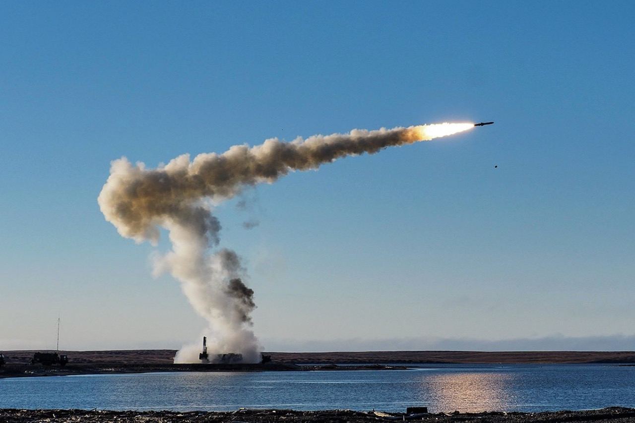 Ракетное нападение. БРК Бастион ракета Оникс. П-800 Оникс. Бастион береговой ракетный комплекс пуск.