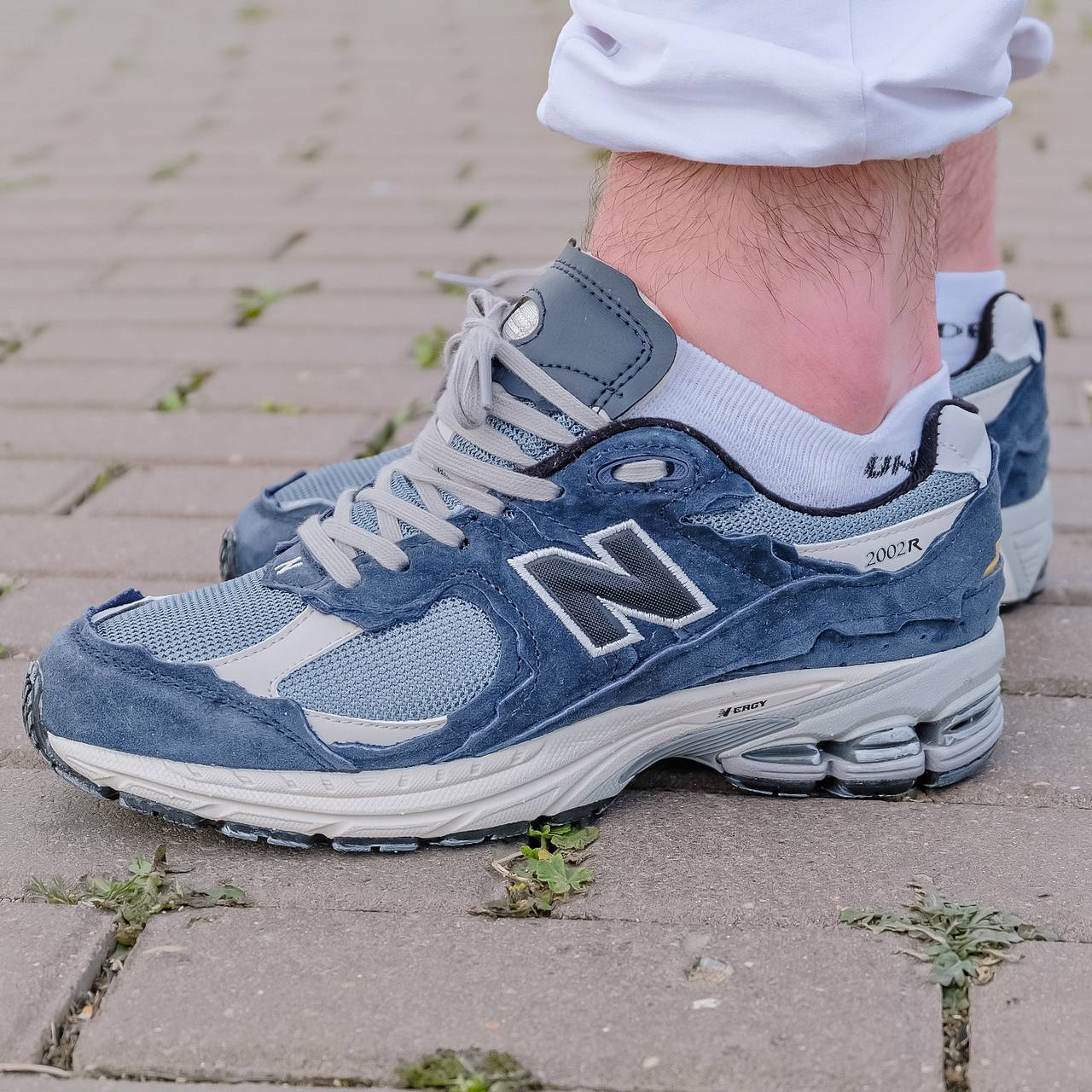 New Balance 2002R Bleu: Perfect Your Sneaker Game with These Sophisticated Kicks