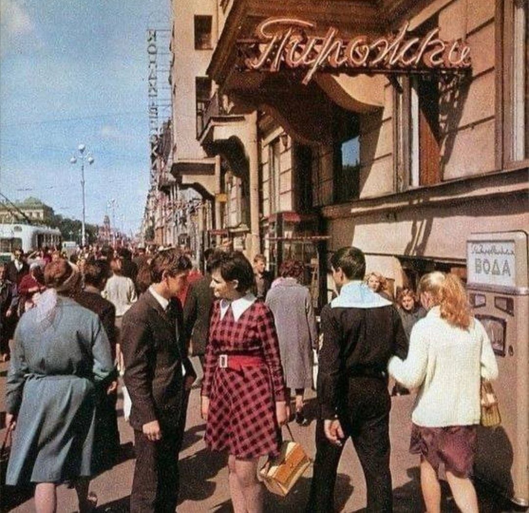 Russian retro. Ленинград 1969. Пирожковая на Невском проспекте в СССР. Люди на улице СССР. СССР В 60-80 годы.