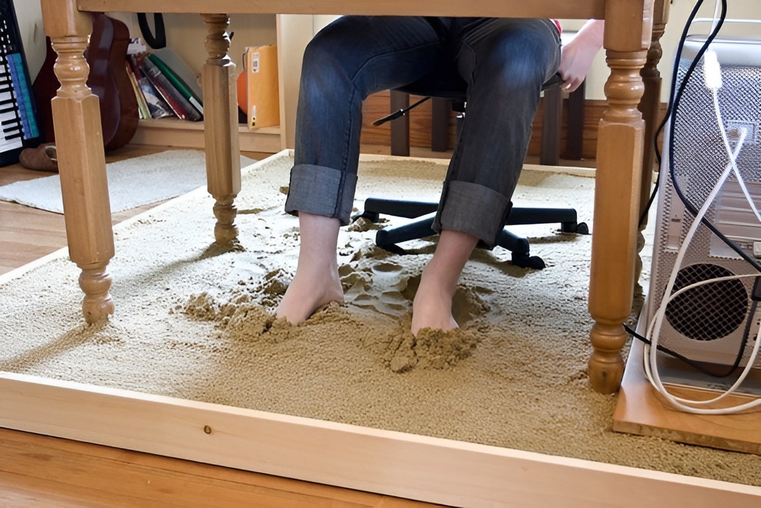 Гениальное решение. Песок на полу. Ноги в песке в офисе. Ноги в квартире. Песок под столом в офисе.