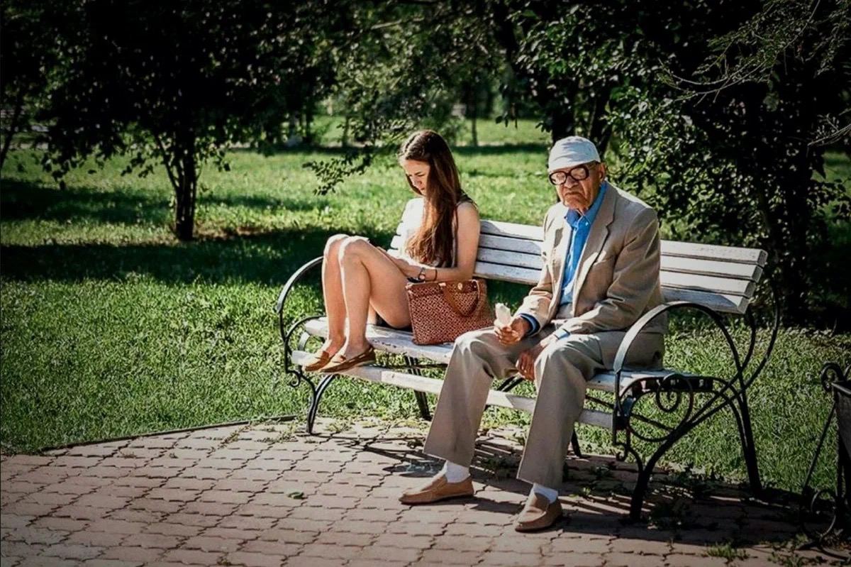 Мальчик старше 18. Старичок и девушка. Старый мужчина на лавочке. Девушка на скамейке в парке. Красивые девушки и старики.