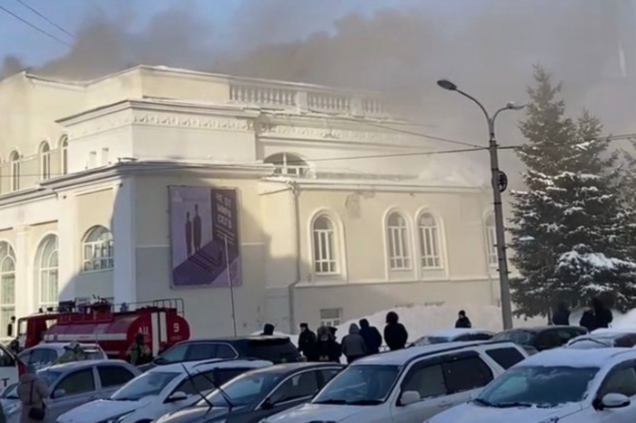 Тюз томск. ТЮЗ Томск пожар. Пожар в театре в Томске. Пожар в театре юного зрителя. С крыши ТЮЗА.