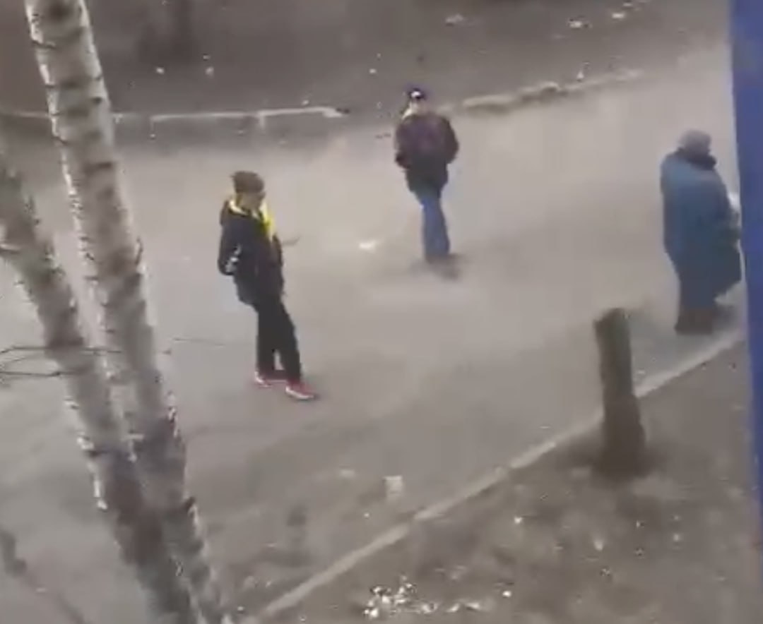 Издевательство над стариками. Видео старика над которым издевались. Санитар мужчина. Надругательство над детьми. Издевательство над стариками.