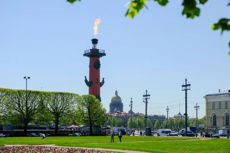 19 мая спб. Факелы на Ростральных колоннах. Ростральные колонны Санкт-Петербург. Ростральные колонны зажгли в честь Победы. Ростральные колонны зажгли в честь Победы Зенита.