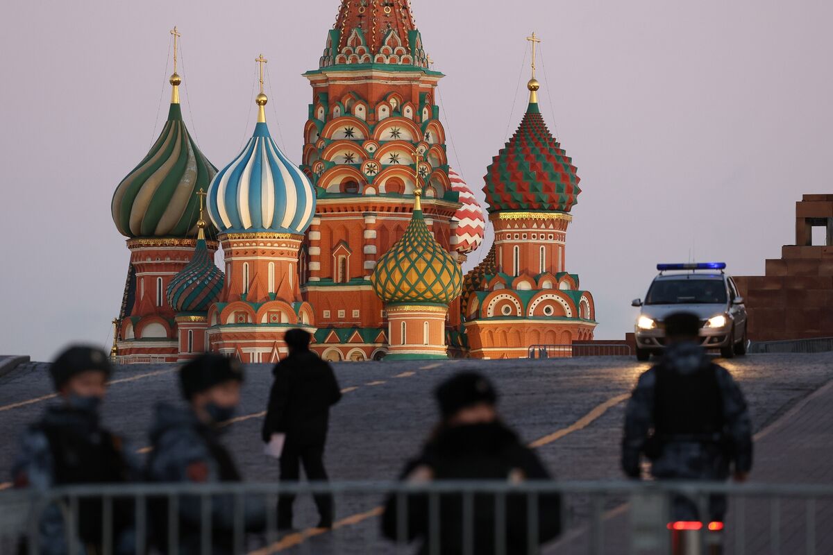 В одиннадцатый пакет санкций, который обсудят участники саммита G-7 в Японии в мае, скорее всего войдет запрет на транзит товаров через территорию России и меры в отношении судов, отключающих транспон