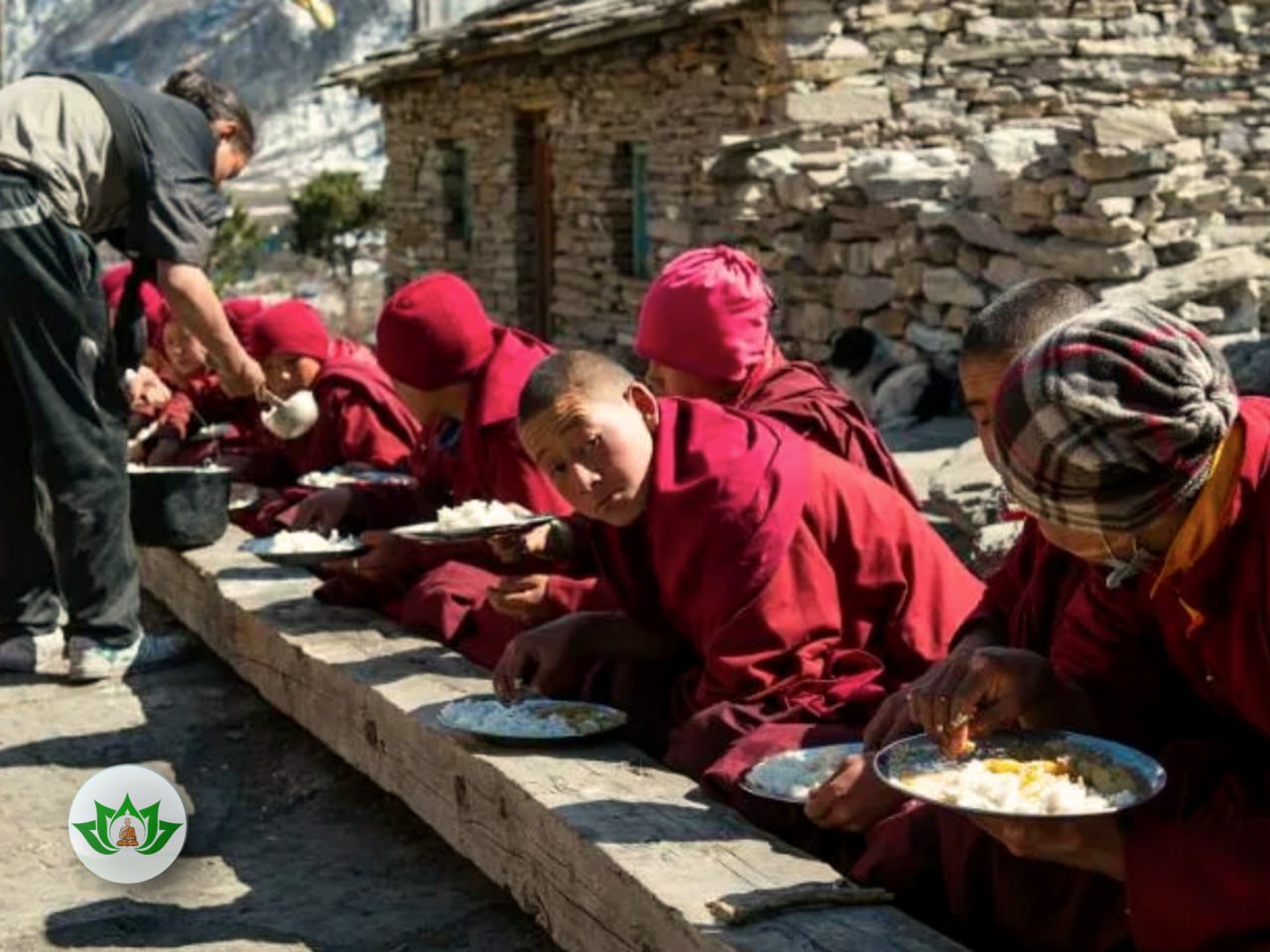 Монахи едят мясо. Тибет монахи. Тибетский монастырь. Тибетские монастыри и монахи. Тибетские монахи обедают.