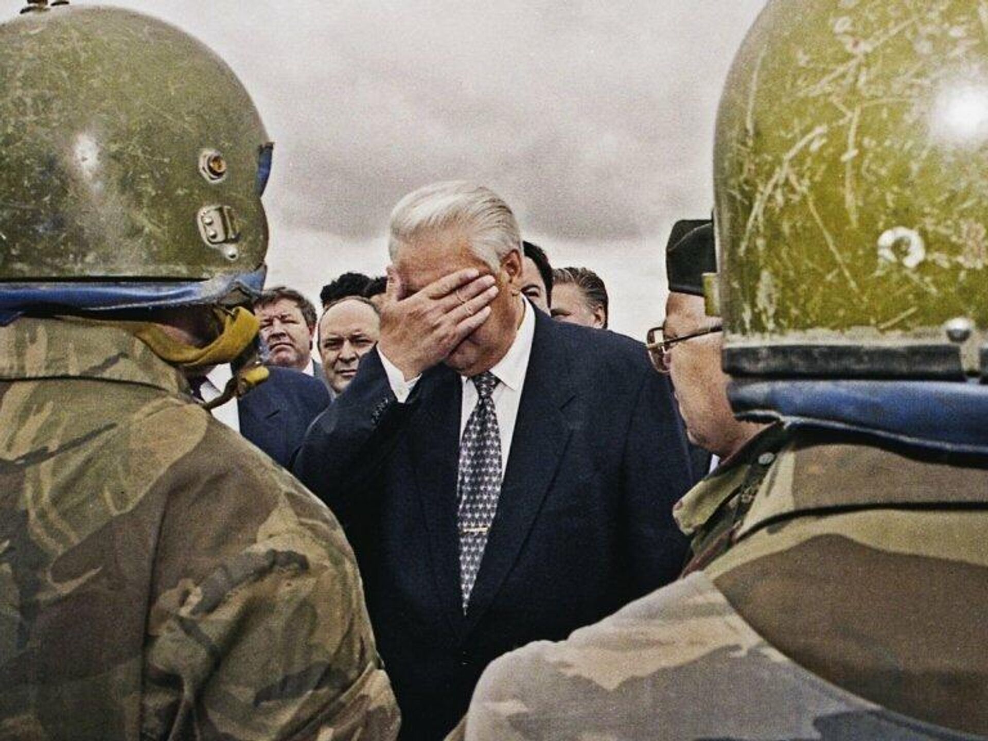1 мая 1996 год. Ельцин в Чечне 1996. Ельцин и Яндарбиев 1996.